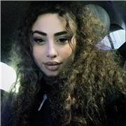 Insegnante di italiano impartisce lezioni a studenti della scuola primaria e secondaria di primo grado